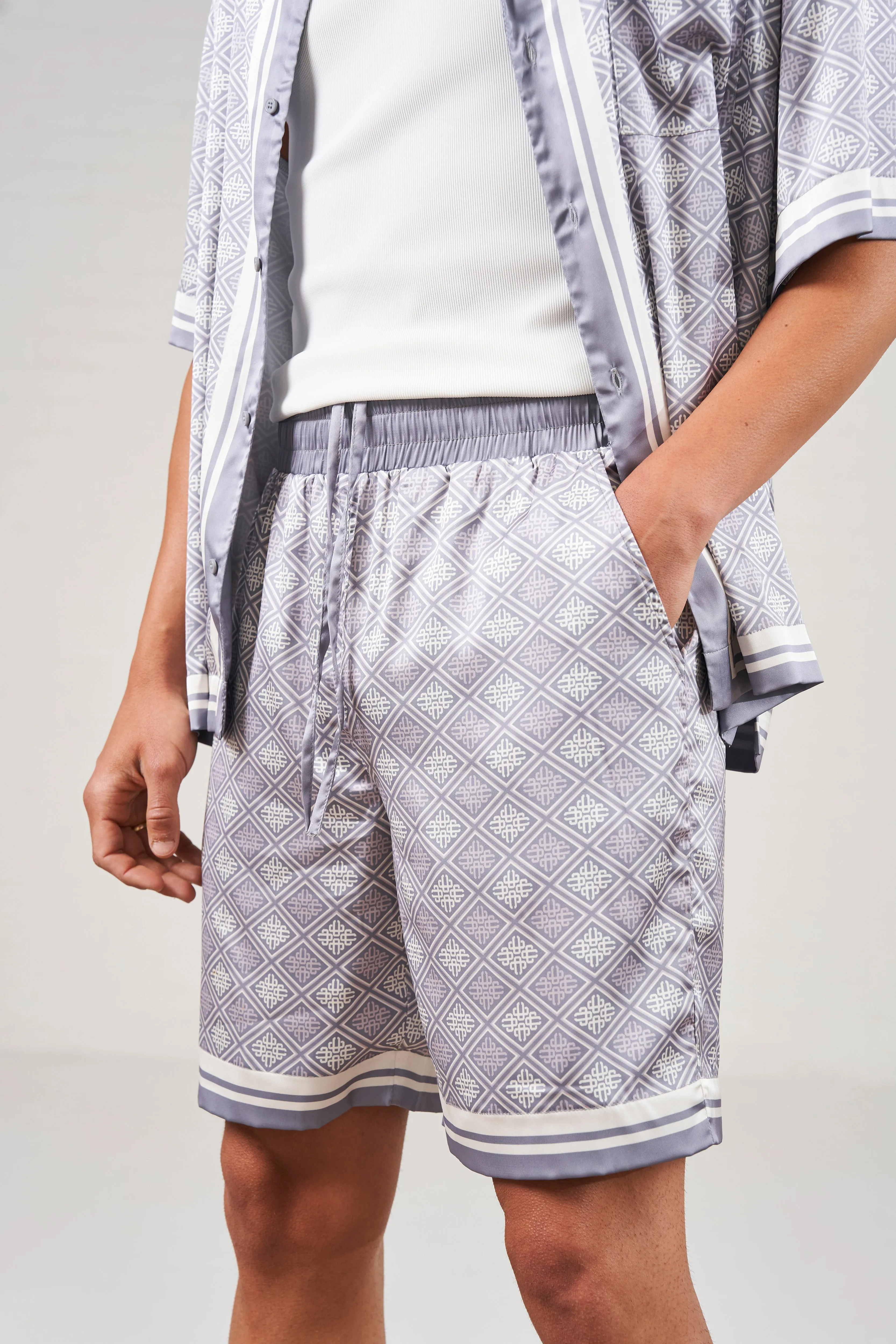 EMBLEM PRINT SHORTS - GREY